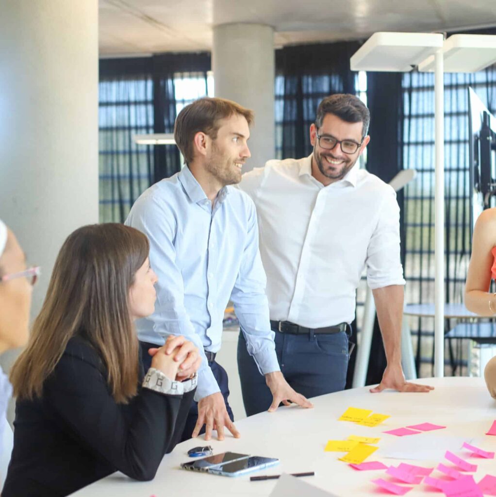 Collègues discutant lors d'un atelier interactif